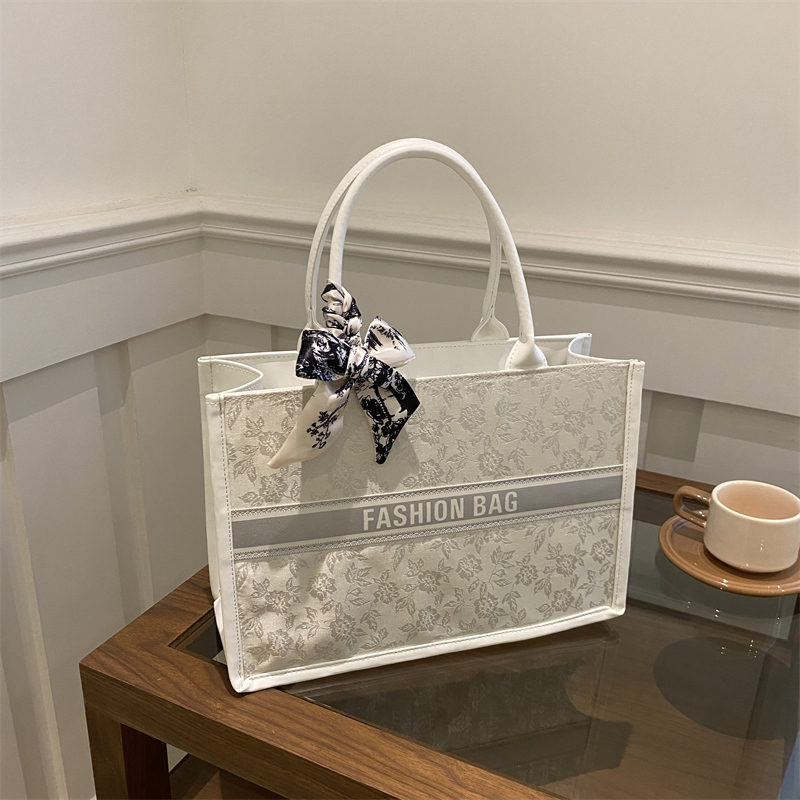 Leatherwork Drawing - Bolso Tote de Lujo Elegante para
